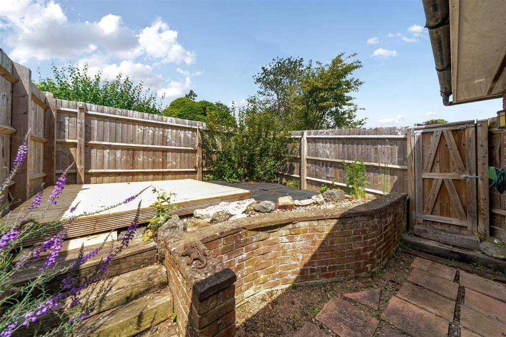 63 Simons Walk, Pattishall