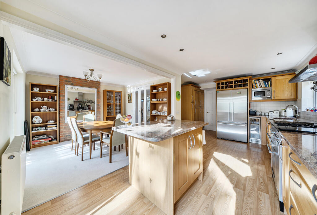 1371251-8-68f8c93...