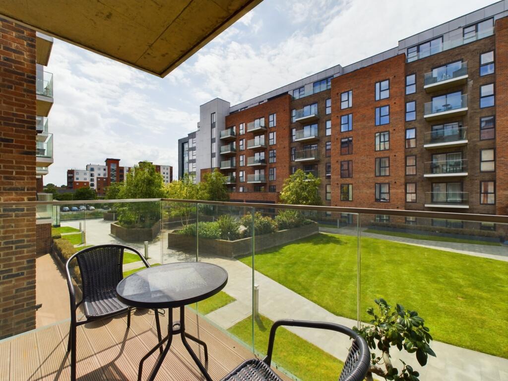 CAM01909G0-PR0196-STILL009