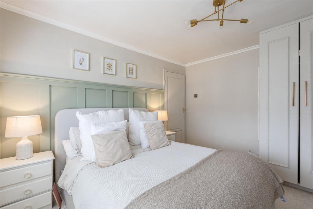 12 Gaveston Close, Byfleet, KT14 7HE - 3.jpg