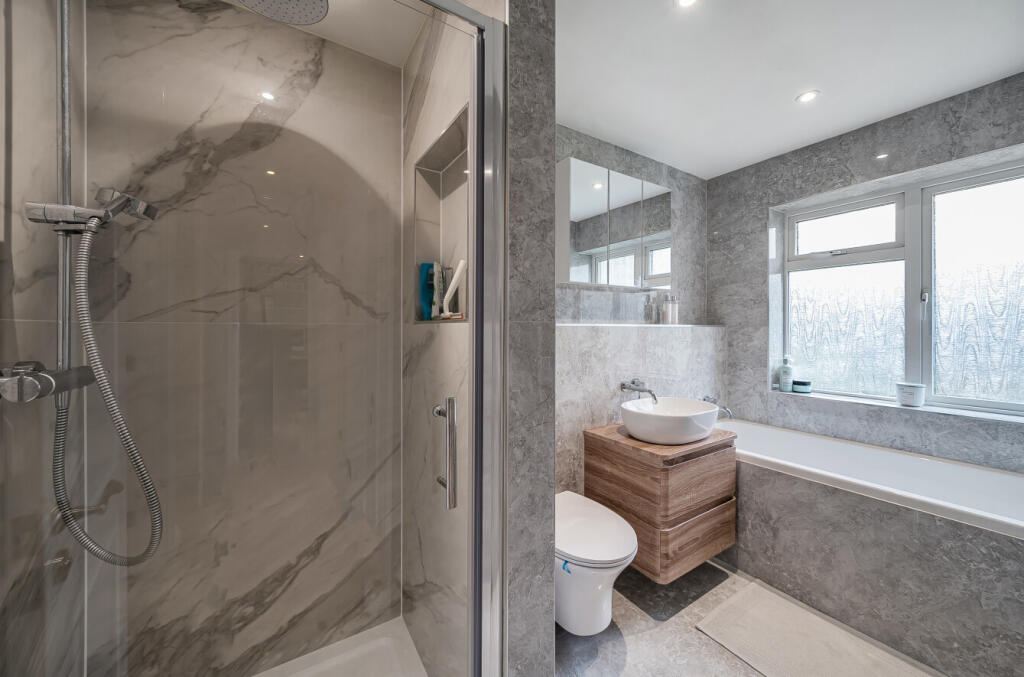 1371005-7-68f6233...