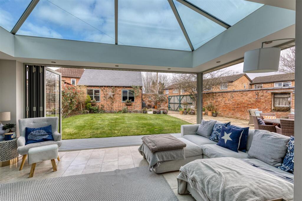 Fabulous Garden Room Area