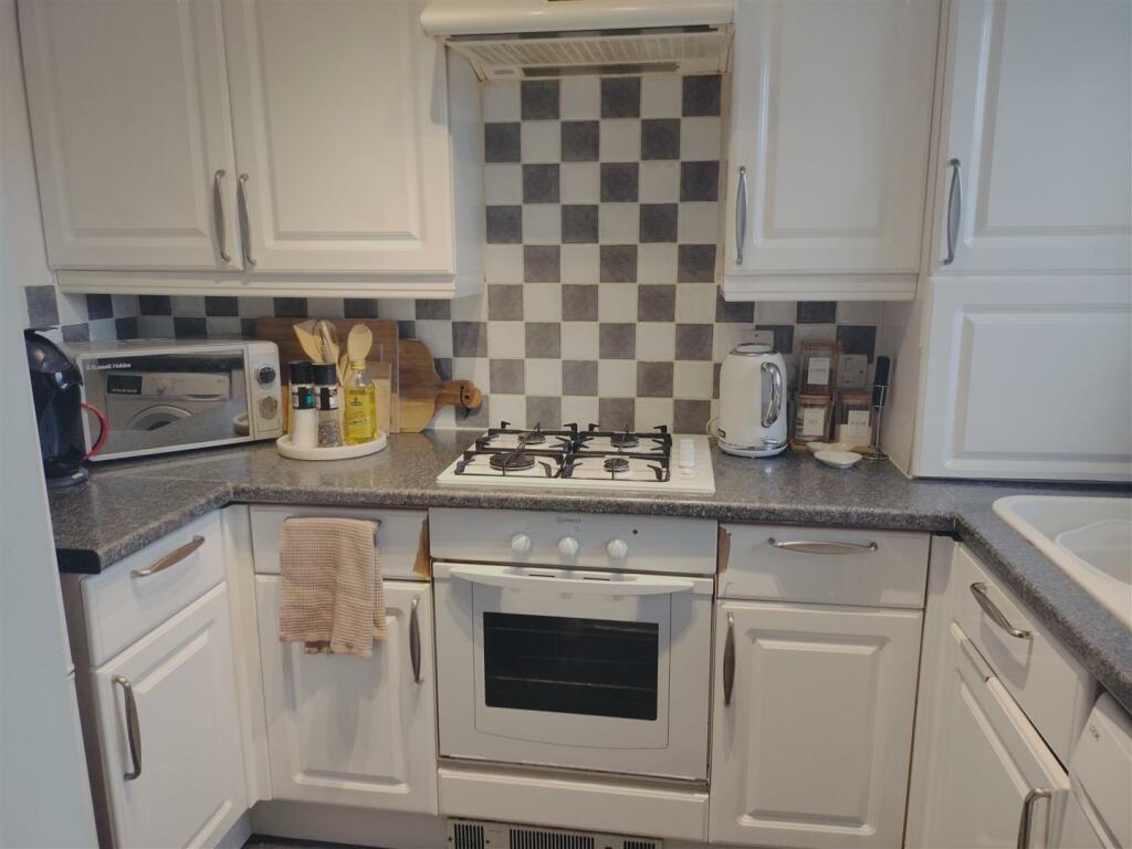 9 cae nant goch kitchen.....jpg