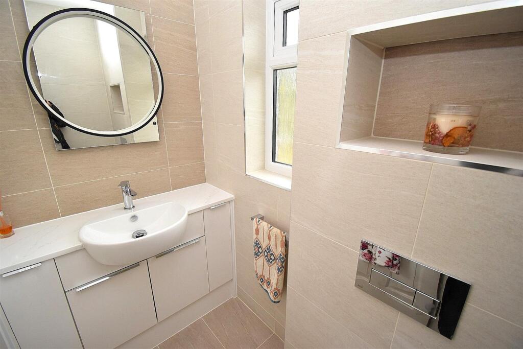 EN SUITE MASTER.JPG