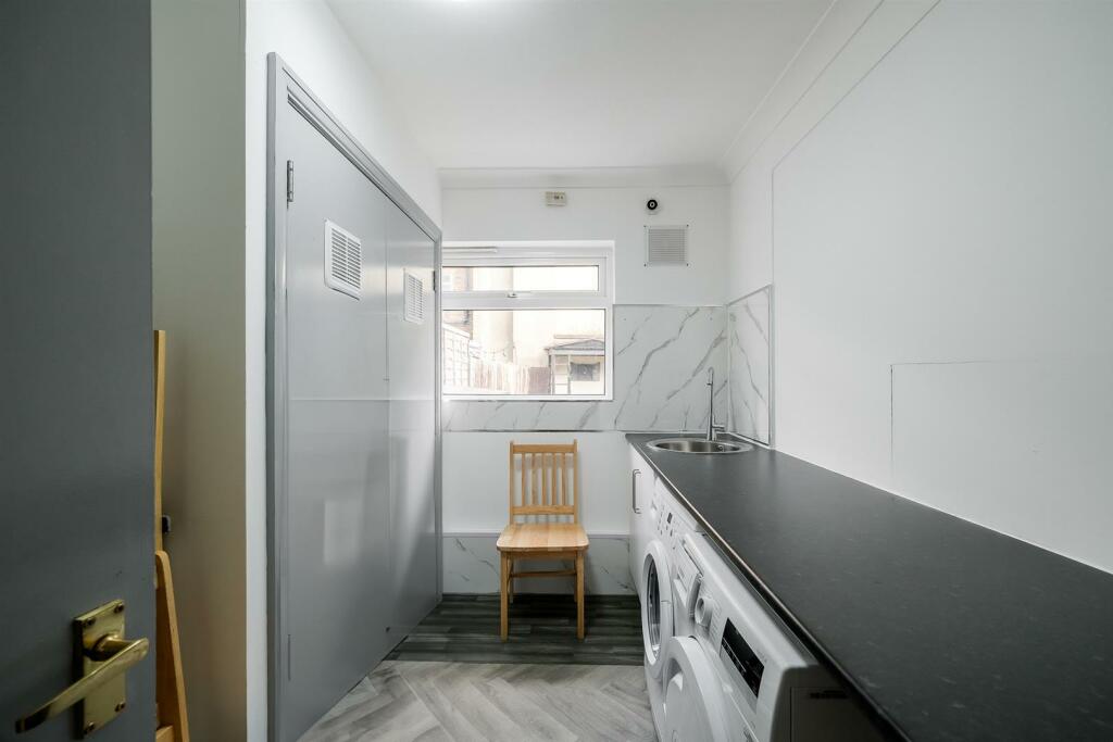 Studio 4, 84 Elphinstone Road-33_web.jpg