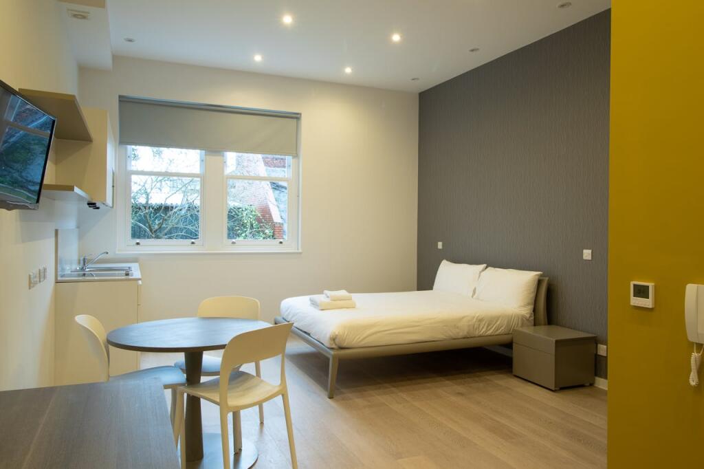 LymingtonRoad19.jpg