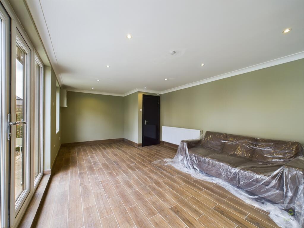 CAM01834G0-PR0204-STILL015