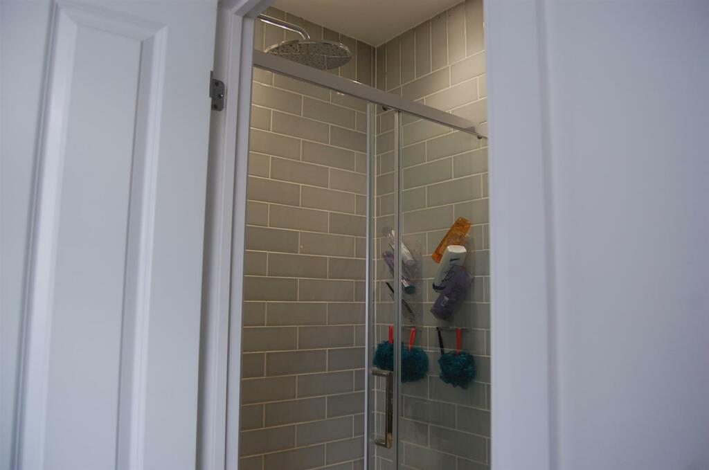 15. En-suite 2.JPG