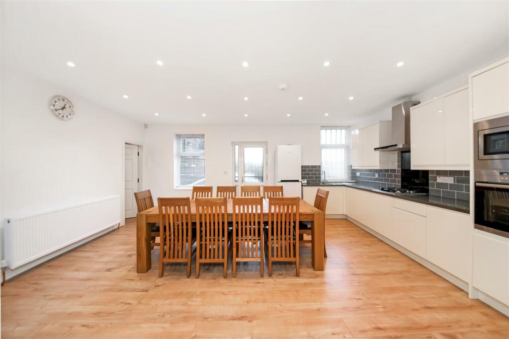 OPEN-PLAN DINING KITCHEN