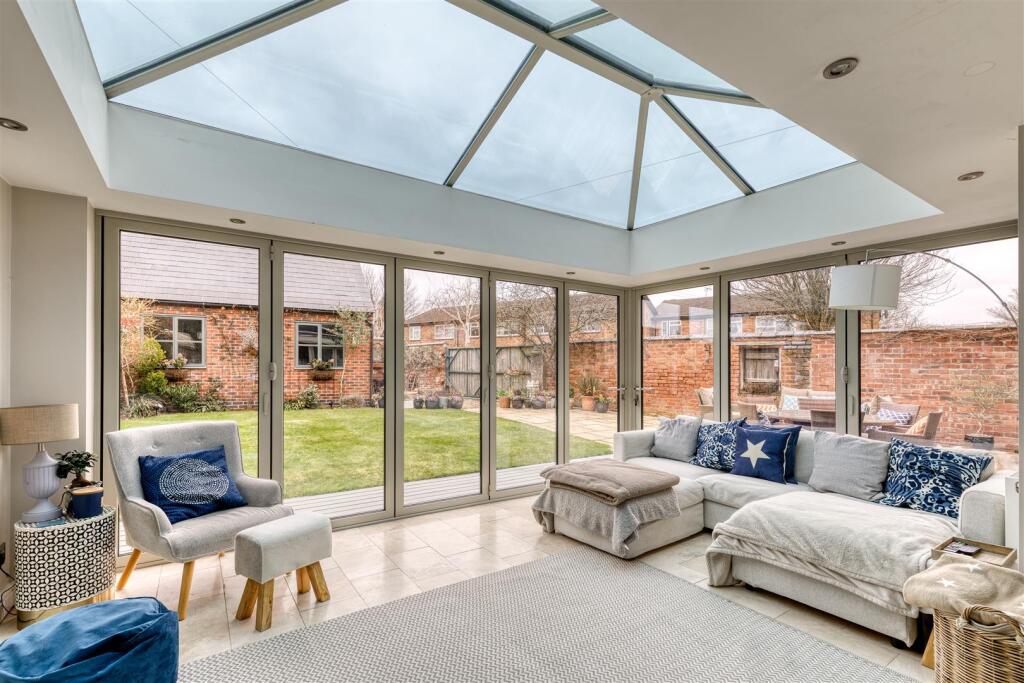 Fabulous Garden Room Area