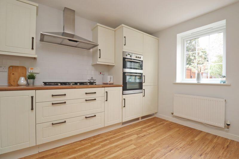 KITCHEN/DINING AREA 