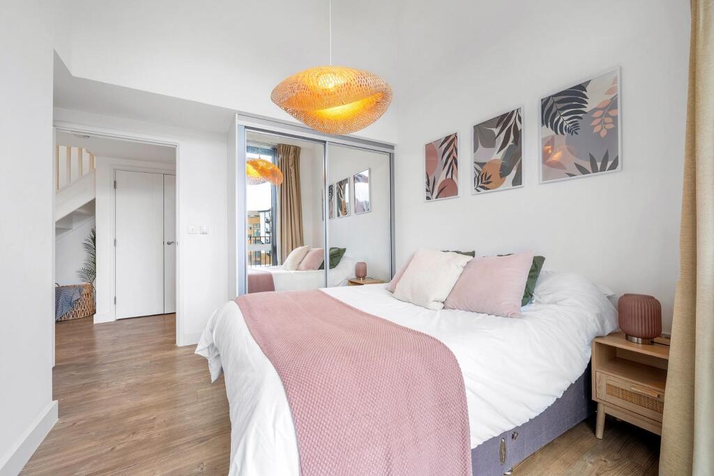 Bedroom 2 (2).JPG