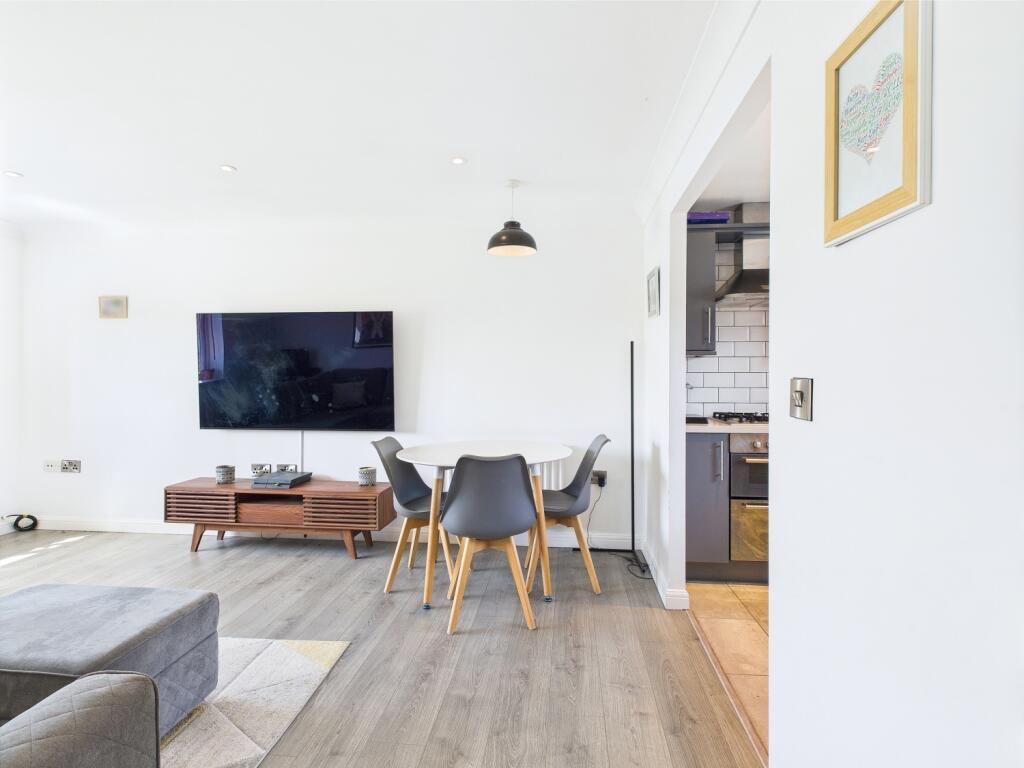 CAM01909G0-PR0341-STILL014