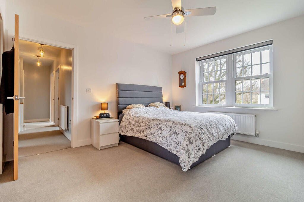 8587091-interior2...