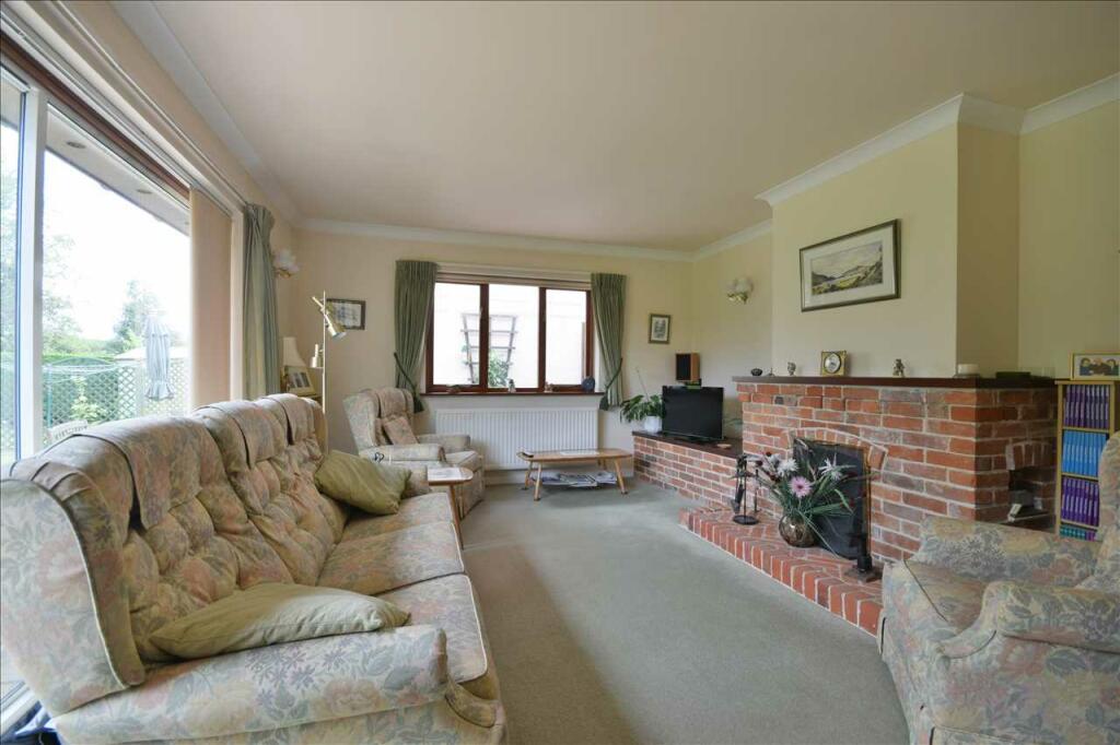 LOUNGE / DINING ROOM