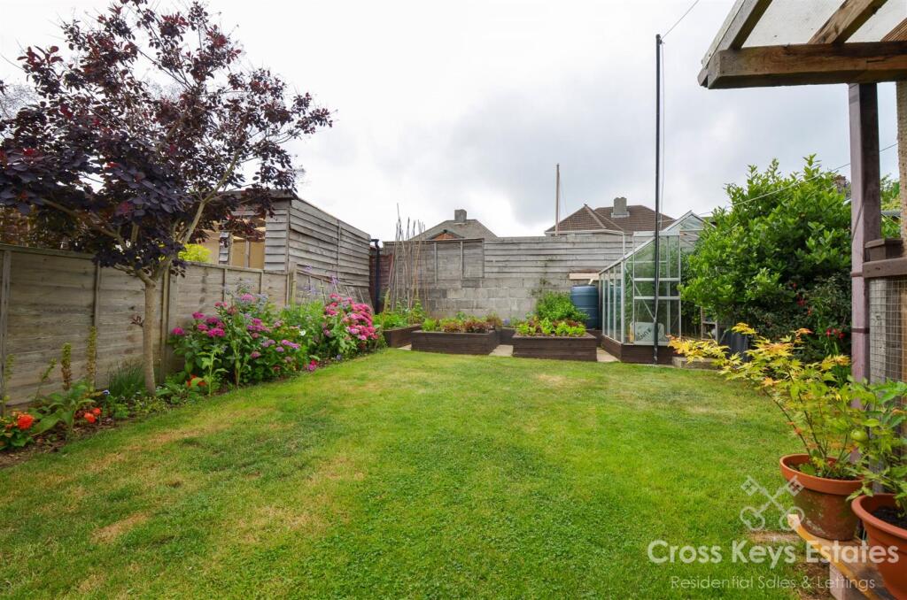 Garden / Parking / Garage