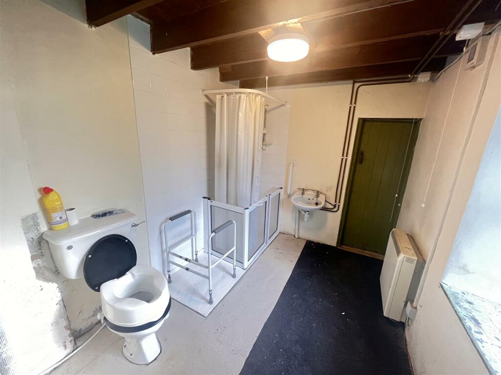 SHOWER ROOM