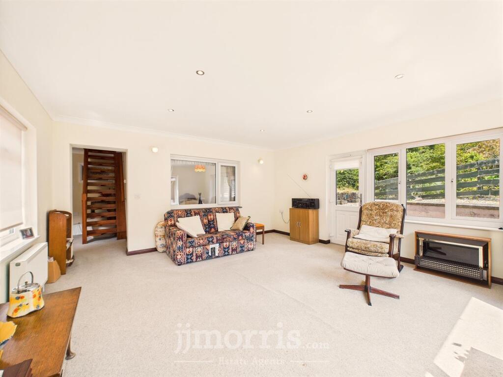 Bedroom 1/Lounge