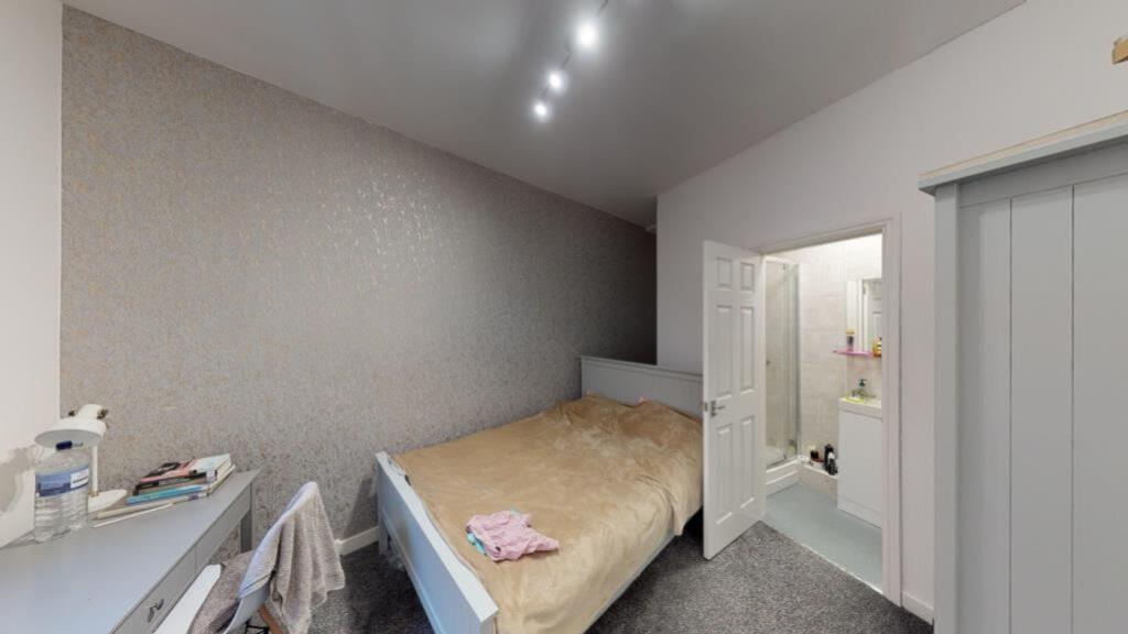 A cozy and inviting double bedroom featuring mo...