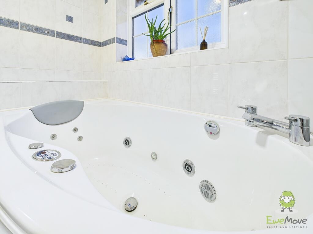 CAM01543G0-PR0169-STILL073