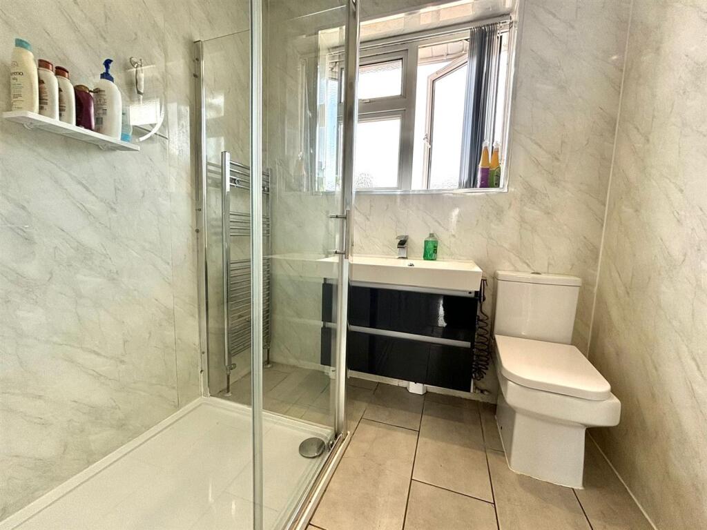 family bathroom.jpeg