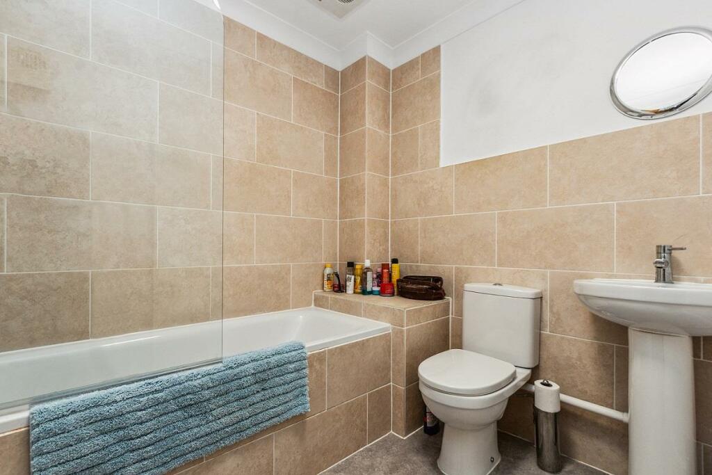 5 Searle Court CR4 3SF bathroom.jpg
