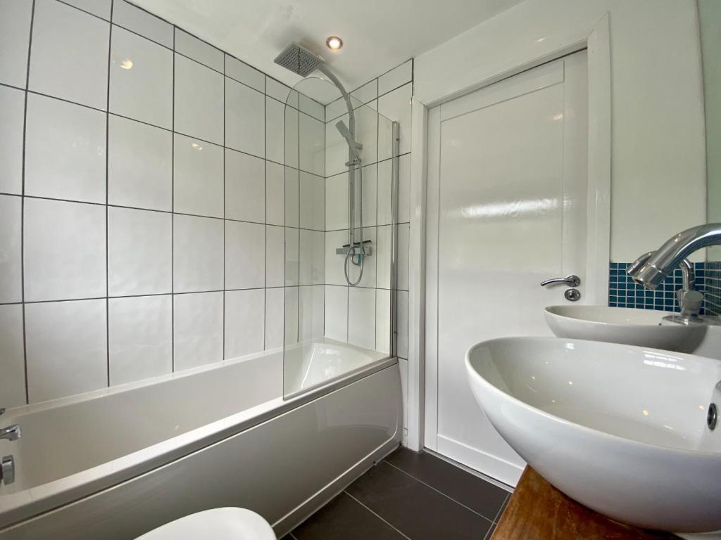 Family Bathroom Aspect 2
