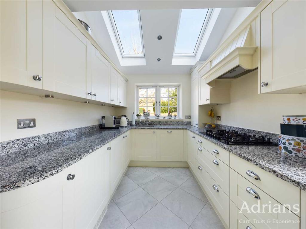 FITTED KITCHEN