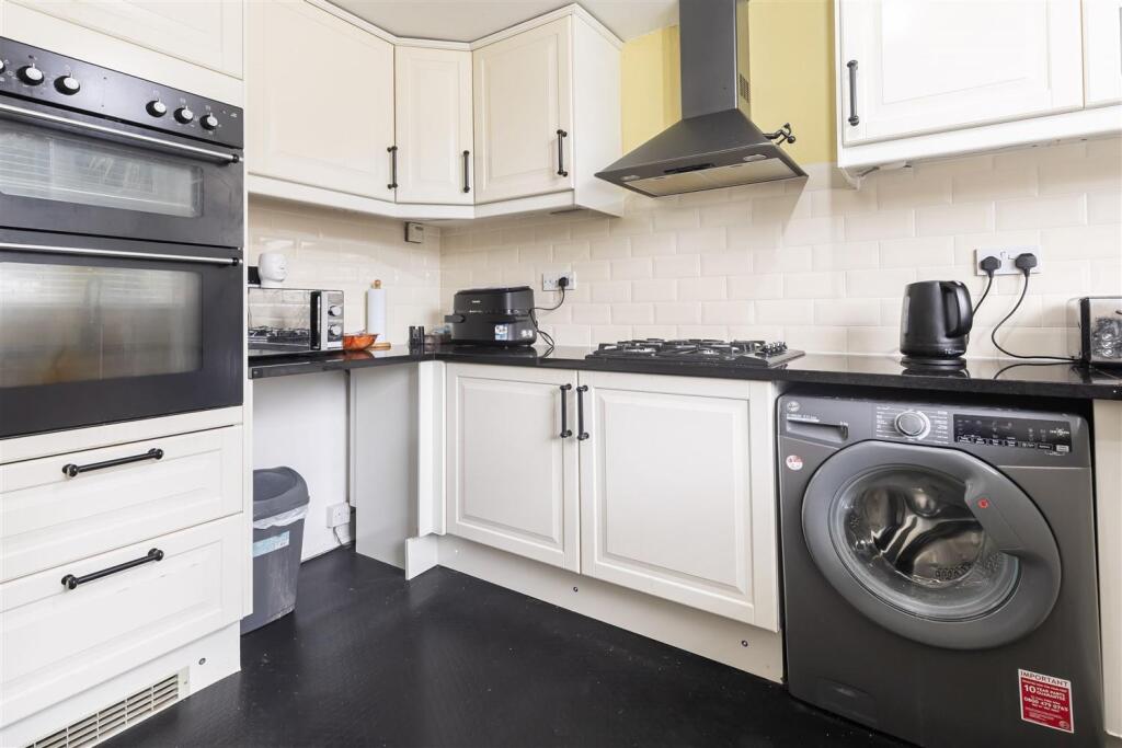 6 Highfield Green   (3).jpg