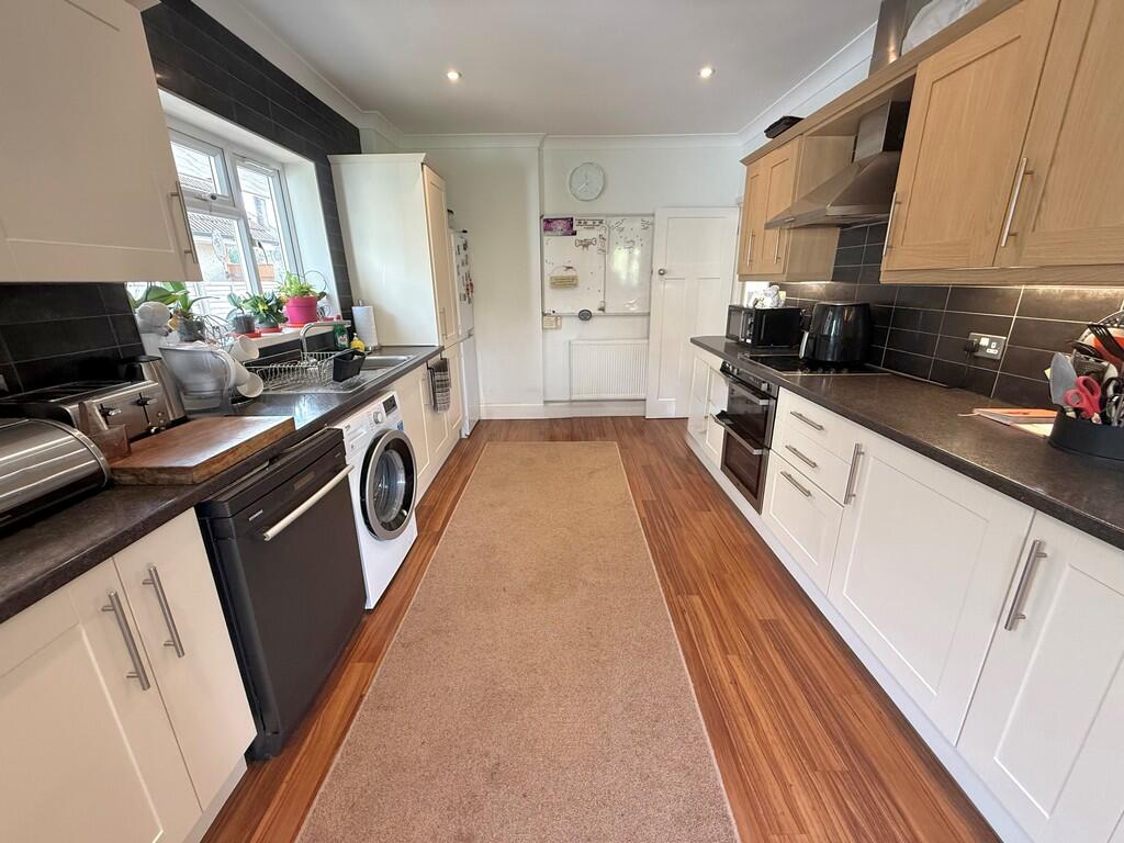 12 Knightscroft A...