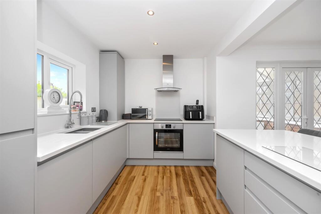 Open plan kitchen/dining room