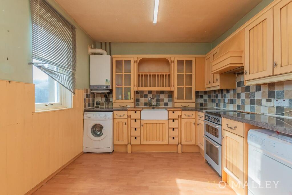 12. Kitchen 3.jpg
