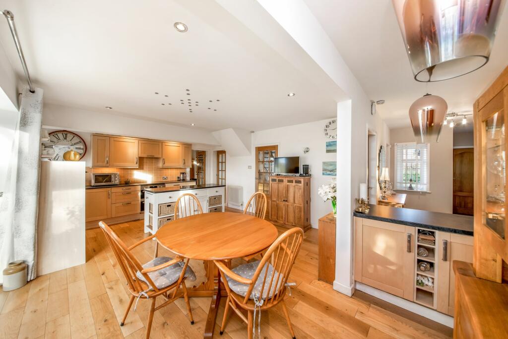 OPEN-PLAN DINING KITCHEN