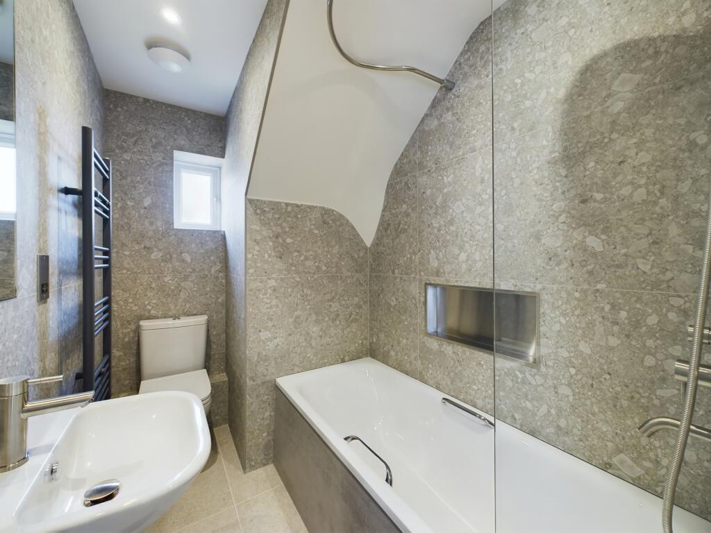 CAM02136G0-PR0070-STILL003