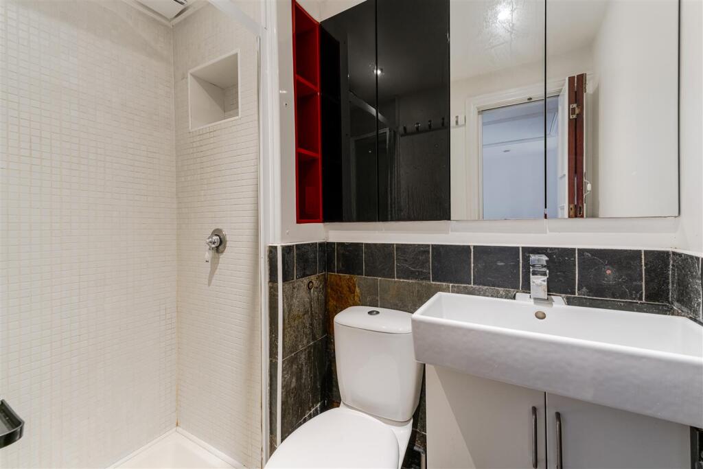 41 Oaklands Avenue, Isleworth TW7-32.jpg
