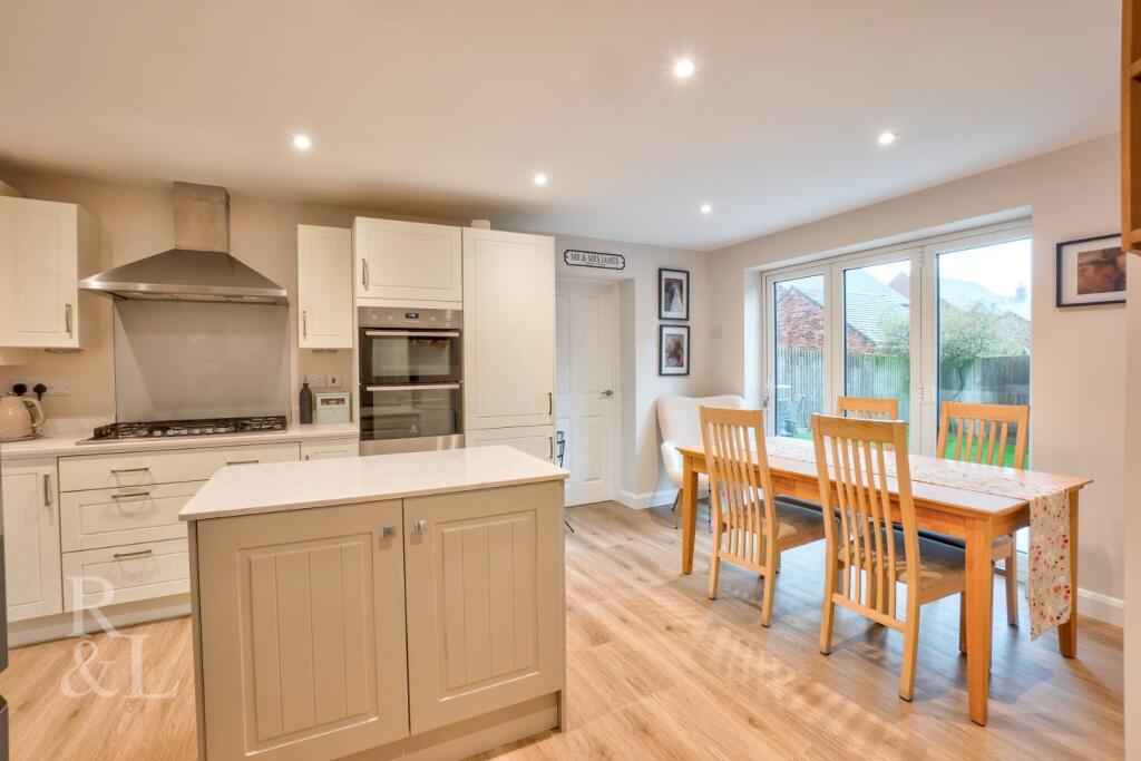 21 Dennis Way (11).jpg