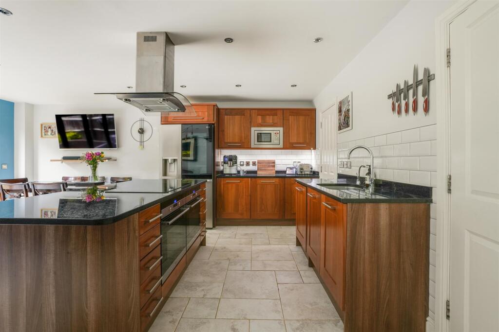 KITCHEN/BREAKFAST ROOM