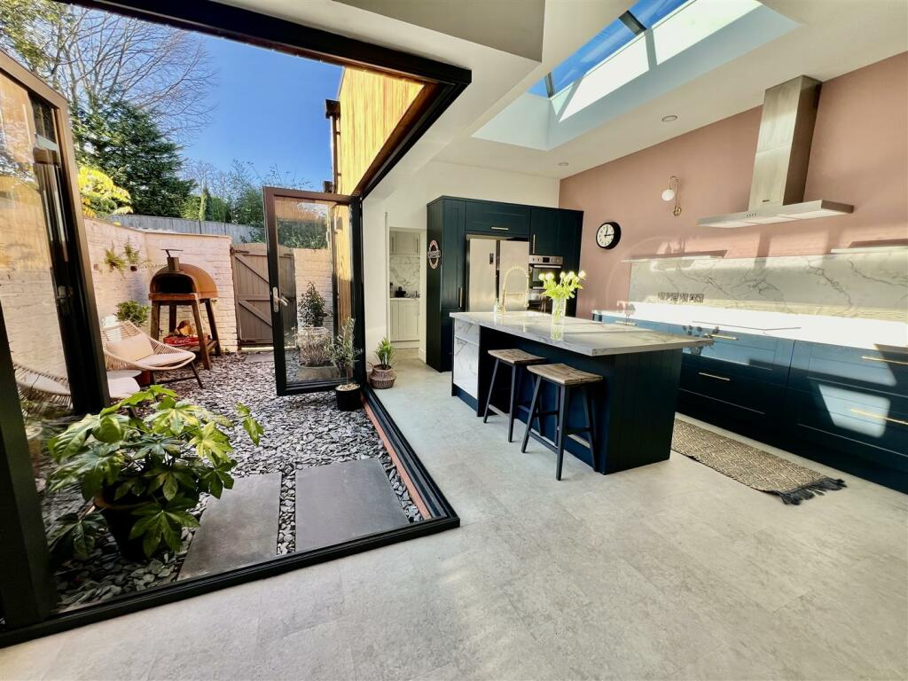 KITCHEN/BREAKFAST/SEATING AREA