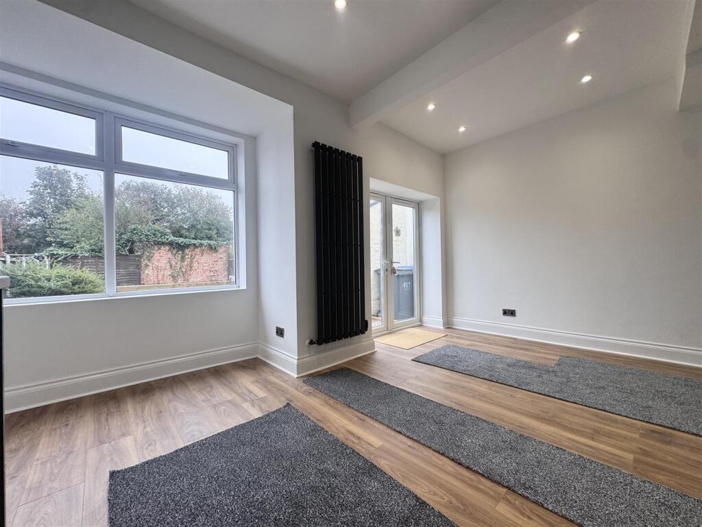 Open plan kitchen / dining