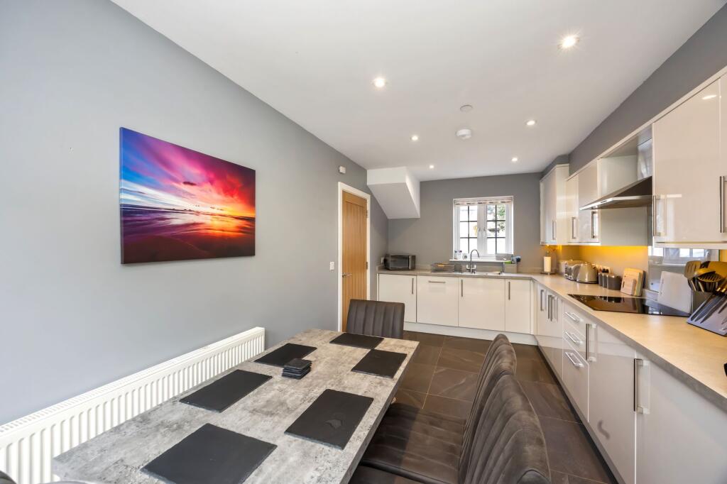 Kitchen / Dining Area