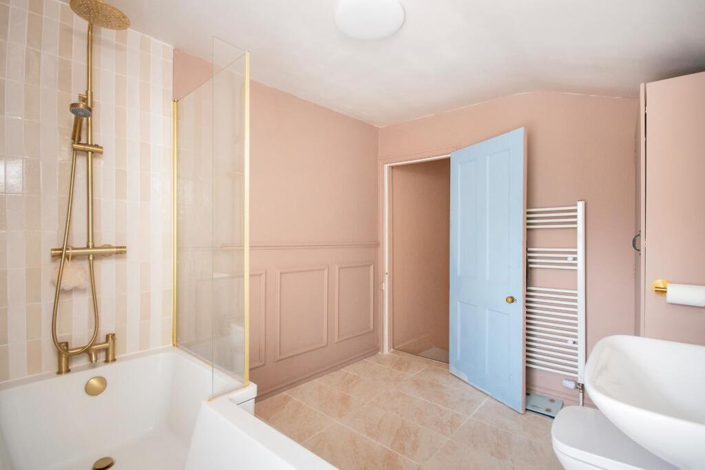 1R8HEE - Bathroom A.jpg