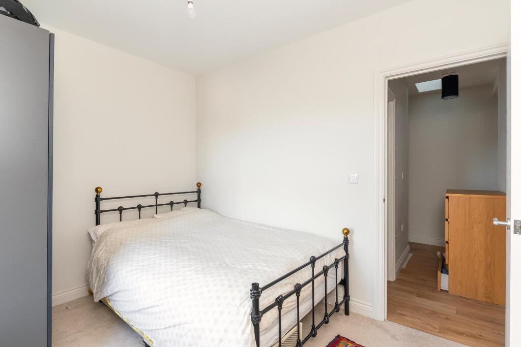 F1W3H4VP - Bedroom B.jpg