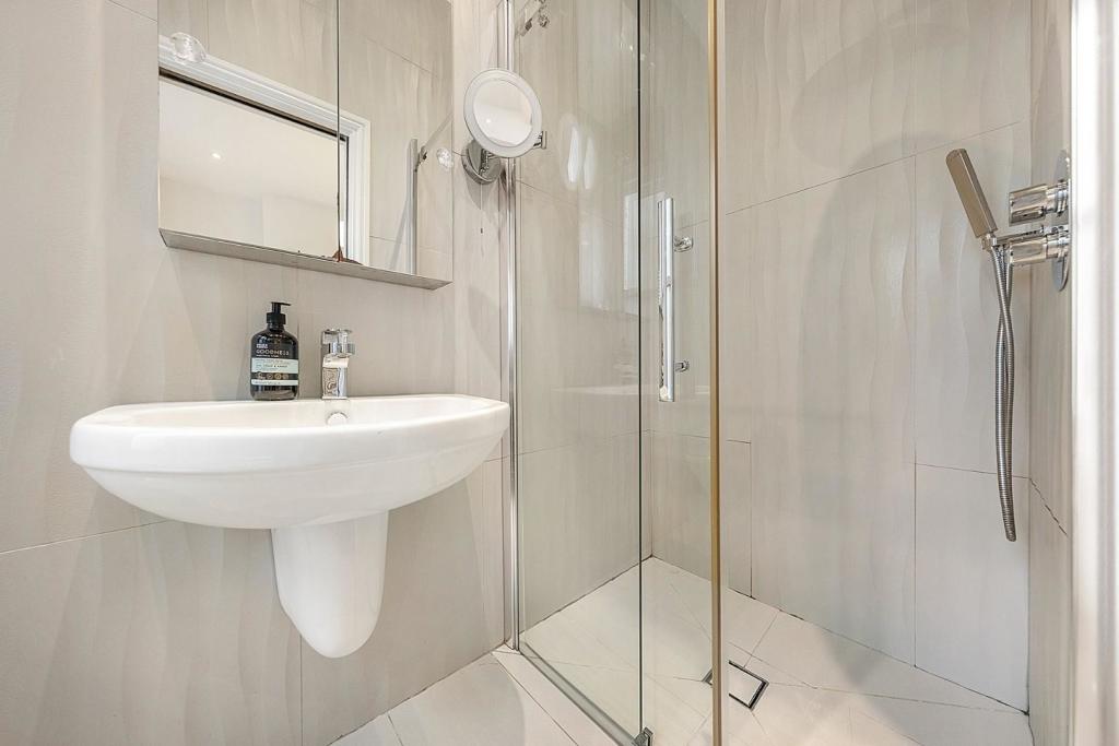 Bathroom (3).jpg