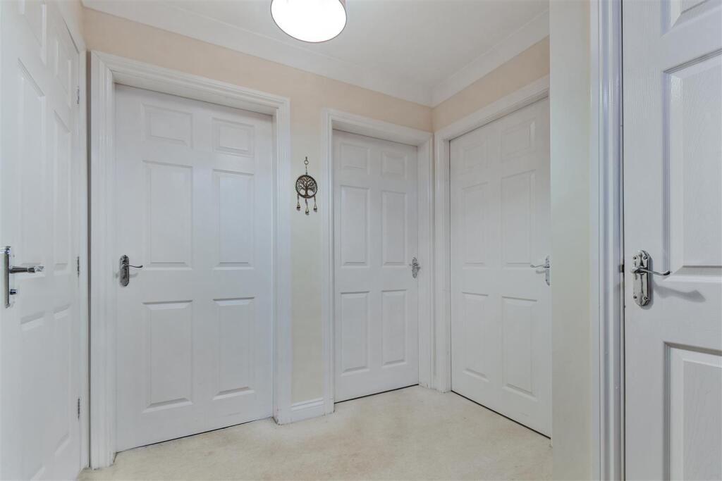 8 George Long Mews Landing.jpg