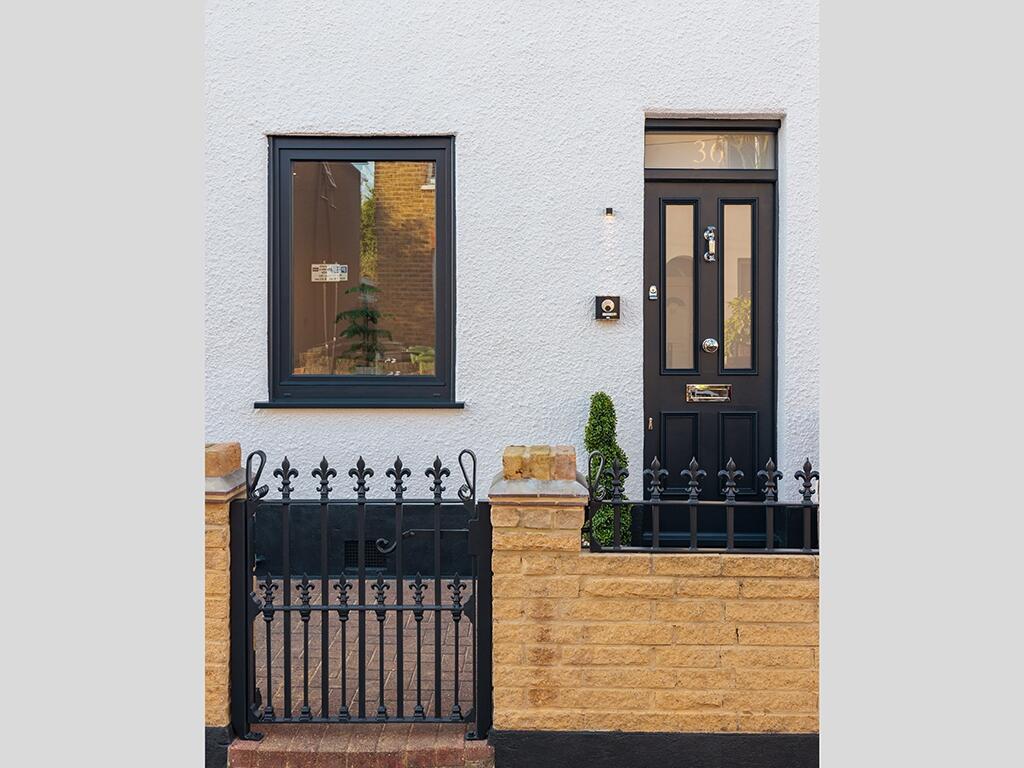0D2A4835