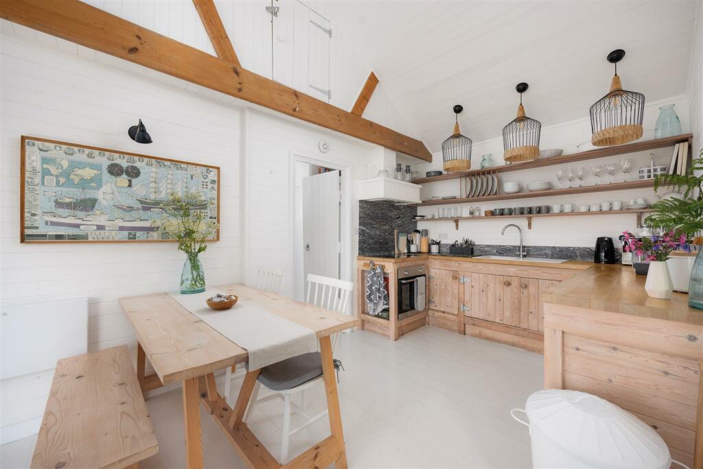 beach_house_lodge_28.jpg