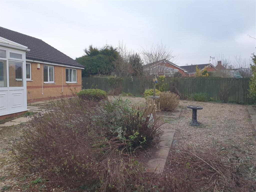 ADDITIONAL OUTSIDE PHOTOS