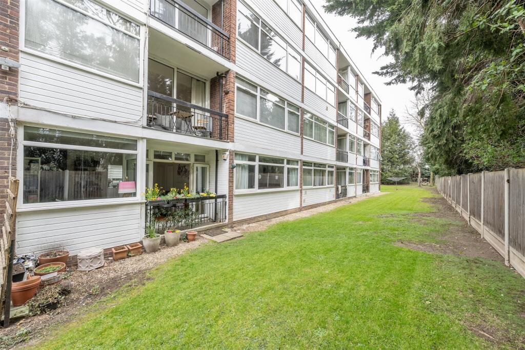 River Close E11