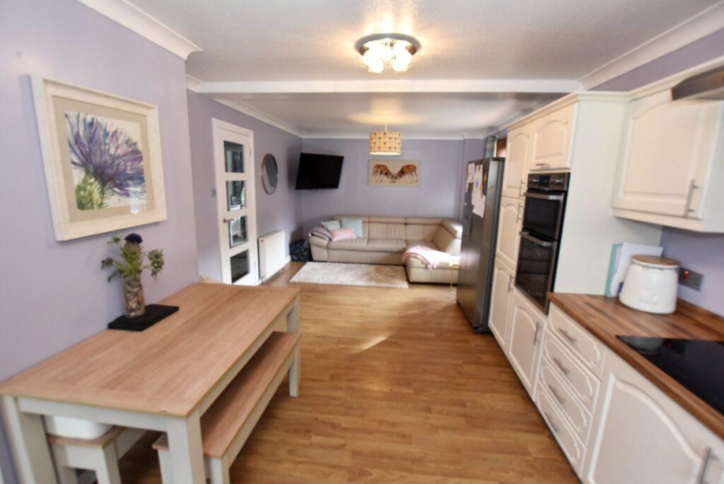 KITCHEN / FAMILY ROO