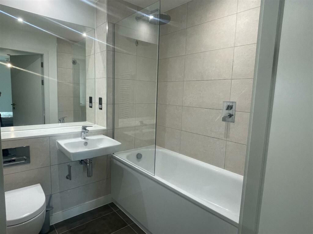 Bathroom 1.jpg